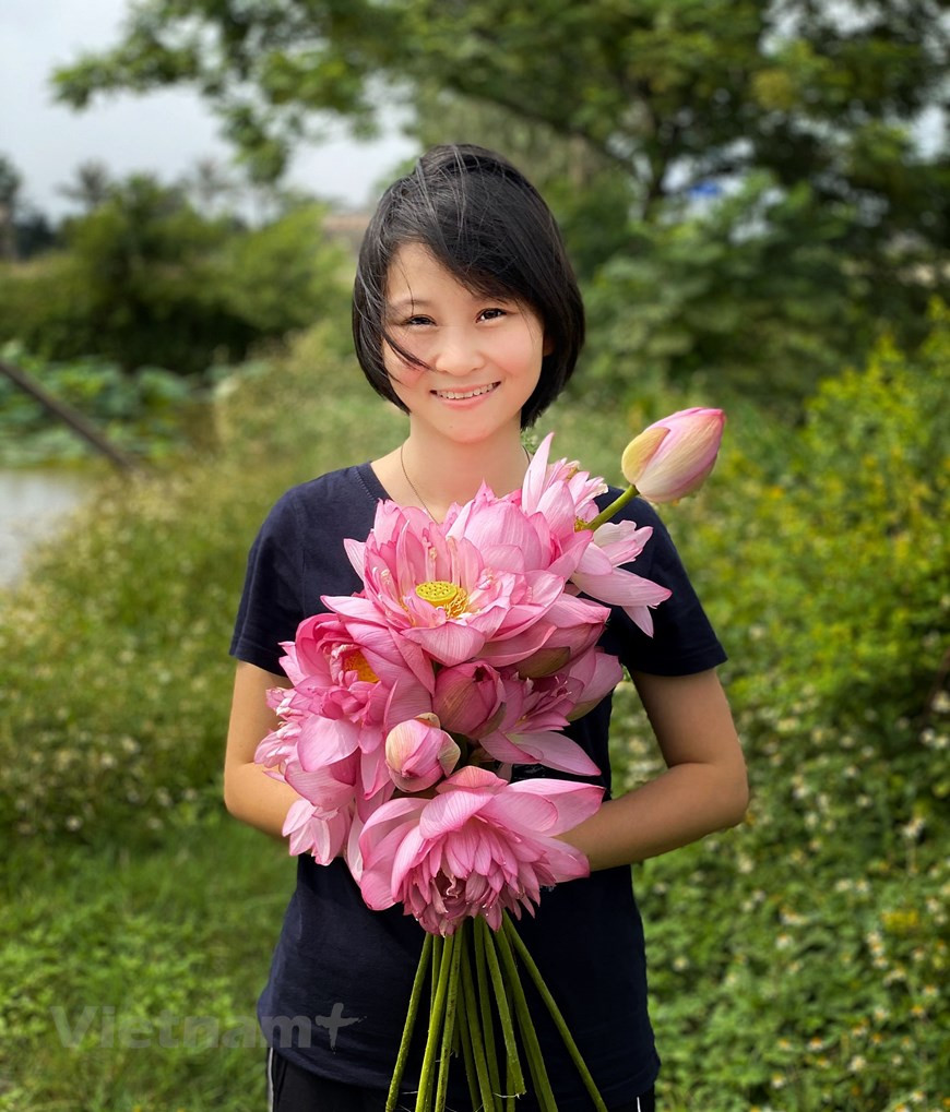 В каждый летний сезон пруды с лотосами рядом с Западным озером становятся местом встречи многих ханойцев, которые хотят расслабиться и освежиться. Пруды с лотосами предназначены для домашних хозяйств, чтобы выращивать лотосы и заниматься бизнесом. Поэтому днем, когда погода не такая жаркая, или по утрам в выходные дни без солнечного света, люди собираются здесь, чтобы насладиться прохладным воздухом. Вы можете сделать фотографии, взять напрокат небольшую лодку, чтобы полюбоваться цветками лотоса, выпить чашку чая из лотоса или просто насладиться ароматом лотоса на Западном озере. Вы можете попробовать восхитительные деревенские блюда, такие как пирожные и арахисовые конфеты. Каждый чайник чая стоит от 30.000 до 50.000 вьетнамских донгов. (Фото: Vietnam+)