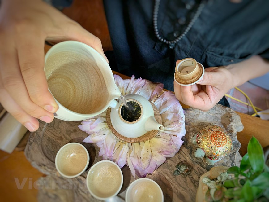 Рано утром, когда роса ещё не успела испариться, мастера приготовления лотосового чая на маленьких лодках собирают свежие бутоны. Рано утром, когда роса ещё не успела испариться, мастера приготовления лотосового чая на маленьких лодках собирают свежие бутоны. Их движения достаточно быстрые, но в то же время аккуратные, чтобы на цветах осталась роса, и они не помялись. Лодка мгновенно переполняется необходимым ингредиентом для сказочного напитка. Пыльники отделяют от тычинок в закрытом помещении для сохранения их аромата. Используется знаменитый сорт чая «Тан Кыонг», выращиваемый в провинции Тхайнгуен. Нгуен Тхи Зан, самый возрастной мастер приготовления лотосового чая в районе Тайхо, рассказывает: «Нужно класть сухой чай в бутоны лотоса, чтобы он не испортился. Необходимо строго соблюдать пропорцию – один килограмм чая на тысячу бутонов». (Фото: Вьетнам+)