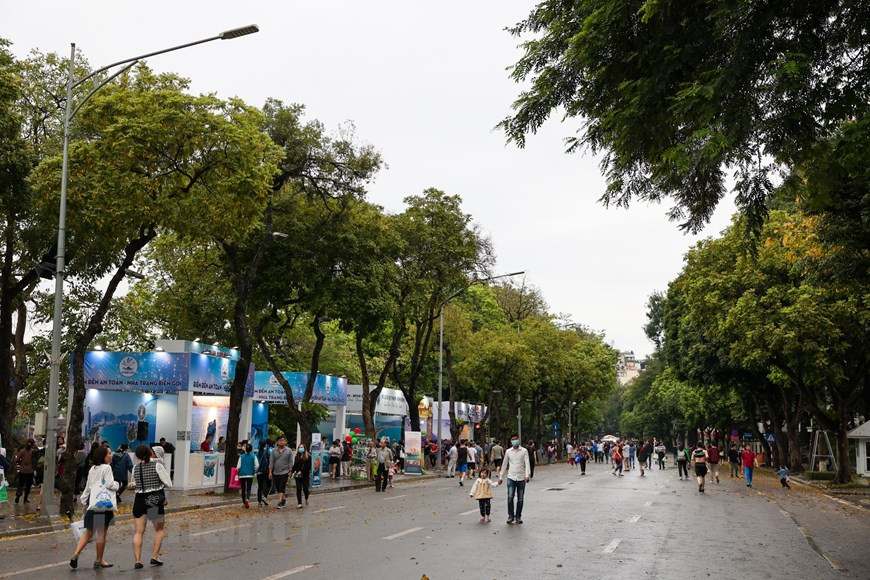 Кулинарная культура Ханоя: одна из основных черт столицы Вьетнама. Каждый раз, когда вы слышите о Ханое, о чем вы думаете в первую очередь? Многим посетителям в первую очередь приходят в голову знаменитые места, такие как Старый квартал. Сегодня давайте познакомимся с еще одной замечательной чертой города - кулинарной культурой Ханоя. Если вы посетите Ханой, что вас больше всего впечатлит в этой красивой и древней столице? Это совсем несложно понять, если выбрать знаменитые достопримечательности. Но есть факт, что с развитием туризма эти места уже приобрели свою популярность. Возможно, вы захотите узнать что-нибудь еще. Кулинарные туры в Ханой могут быть именно такими. Следуя известной недавней тенденции, в этой статье мы вместе рассмотрим культуру питания Ханоя. Это другие символы и красоты столицы Вьетнама. (Фото: Vietnam+)