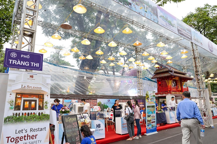 Управление туризма Ханоя и Ханойский центр туризма, торговли и поощрения инвестиций организуют экскурсии для делегатов, представителей бизнеса, туристических компаний и журналистов, присутствующих на фестивале. Выступая на церемонии открытия, член Центрального комитета партии, заместитель секретаря горского партийного комитета и председатель Народного комитета Ханоя Чу Нгок Ань подтвердили, что цель фестиваля - популяризация имиджа города как «безопасного - дружелюбного - высококачественного - привлекательного пункта назначения». Ожидается, что мероприятие предоставит хорошие возможности для продвижения туризма и кулинарной культуры Ханоя, а также городов и провинций по всей стране, добавил он. Фестиваль представит культурные и туристические продукты на более чем 200 стендах. 150 киосков вокруг озера Хоанкием продемонстрируют туристические предложения, предлагаемые 12 городами и провинциями. (Фото: Vietnam+)