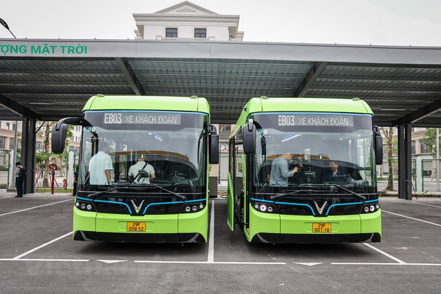 Транспортная компания Vinbus Ecology Transport Services (VinBus), входящая в крупнейший во Вьетнаме конгломерат Vingroup, опробовала свой «умный» электрический автобус на улицах Ханоя после месячных испытаний в городских районах VinGroup. Транспортная компания Vinbus Ecology Transport Services (VinBus), входящая в крупнейший во Вьетнаме конгломерат Vingroup, 17 мая опробовала свой умный электрический автобус на улицах Ханоя после месячных испытаний в городских районах VinGroup. Автобусы курсируют по маршрутам Хаонам - Vinhomes Ocean Park, Times City - зона центральных агентств и Ho Tay Water Park - Vinhomes Smart City. Представитель Vinbus сообщил, что во время испытаний автобусы не перевозят пассажиров. Планируется, что VinBus будет предоставлять услуги общественного транспорта в пяти крупных городах Вьетнама: Ханое, Хайфоне, Дананге, Хошимине и Кантхо. (Фото: Vietnam+)