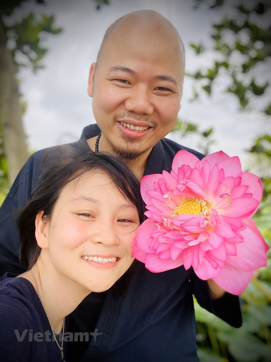 Пожалуй, пить чай из лотоса –– это самый простой и наиболее популярный способ избавится от многих недугов. Так почему же чай из лотоса стал таким популярным, и в чем заключается его польза? Чай из лотоса помогает: приводить в тонус весь организм, снимая нервное напряжение и усталость; выводить вредные токсины и укреплять иммунитет; контролировать лишние калории в организме и повышать метаболизм (обмен веществ). Кроме того, лотосовый чай –– богатый источник таких витаминов, как С и В. Именно поэтому такой чай рекомендуется пить для профилактики простудных заболеваний, при судорогах и депрессии, а также для улучшения памяти. Кстати, интересно и то, что лотосовый чай оказывает целебное воздействие ещё и на нашу природную составляющую – энергию. То есть, благотворительное влияние лотосового чая распределяется одновременно и на физическом уровне, и на духовном. (Фото: Вьетнам+)