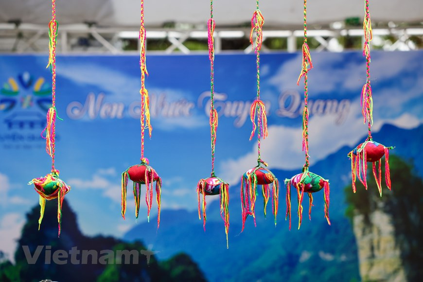 На протяжении многих поколений в традиционных деревнях Северного Вьетнама готовили множество вкусных блюд, которые стали популярными и сформировали значительную часть вьетнамской кулинарной культуры. Эта культура, вышедшая из деревень, добралась до улиц и распространилась ещё дальше, завоёвывая сердца туристов со всего мира. В пригородах Ханоя есть множество деревень с давней историей создания вкусных блюд. Блюда обычно ассоциируются с названием родного города. Например, блинчики на пару банькуоны родом из Тханьчи, клейкий рис сой – из Футхыонг, рис ком – из Вонг, лапша нган – из Фудо, пирог баньчынг – из Лохе, а свиная колбаса – из Ыокле. История вьетнамских кулинарных деревень уходит корнями в домашние хозяйства. Традиция сохраняется, рецепты передаются из поколения в поколение, что является ключом к уникальности еды. Мы отправились в деревню Ыокле (уезд Тханьоай, Ханой), чтобы окунуться в атмосферу приготовления популярной вьетнамской свинной колбасы. (Фото: Vietnam+)