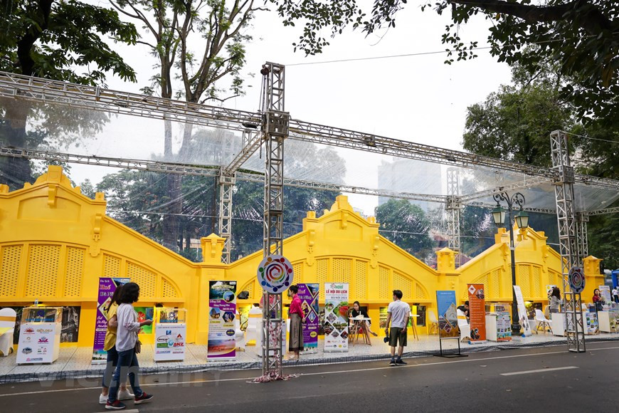 Ханойский фестиваль туризма и кулинарии 2021 откроется в Ханое в эти выходные в рамках усилий города по стимулированию внутреннего туризма в рамках государственной программы под названием «Вьетнамцы путешествуют по Вьетнаму». Фестиваль представит культурные и туристические продукты на более чем 200 стендах. 150 киосков вокруг озера Хоанкием продемонстрируют туристические предложения, предлагаемые 12 городами и провинциями, а также авиакомпаниями Vietnam Airlines, Vietjet Air, Bamboo Airways и Vietravel Airlines. Vietnam Airlines также предлагает попробовать себя в роли стюарда, разносящего еду в своих самолетах. Нгуен Ван Тхинь, директор северного отделения Vietnam Airlines, сказал: «Мы предлагаем 200.000 авиабилетов по низким ценам всего за 99.000 донгов или около 4 долл. США без налогов и сборов. Это специальная акция, действующая на всех маршрутах авиакомпании во Вьетнаме. Эти авиабилеты предлагаются как индивидуальным, так и групповым клиентам». (Фото: Vietnam+)