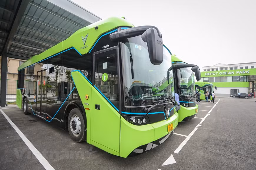 Планируется, что VinBus будет предоставлять услуги общественного транспорта в пяти крупных городах Вьетнама: Ханое, Хайфоне, Дананге, Хошимине и Кантхо. В марте заместитель премьер-министра Чинь Динь Зунг официально согласился с тем, чтобы город Ханой временно применил экономические и технические нормы и удельную стоимость для автобусов, работающих в городе на сжатом природном газе (КПГ), и к для электрических автобусов. По результатам испытаний услуг электрических автобусов, городской народный комитет объединит усилия с компетентными министерствами, чтобы установить и выпустить экономико-технические нормы для электрических этого вида транспорта. Ранее, в декабре 2019 года, Vingroup предложила использовать в городе 10 маршрутов электробусов и обязалась инвестировать в 150-200 элитных электробусов. (Фото: Vietnam+)