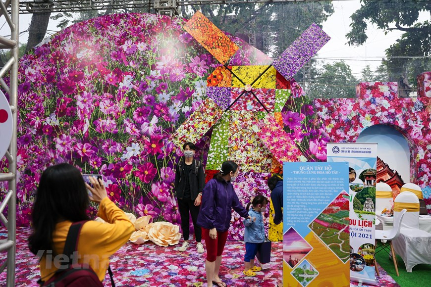 Кулинарная культура Ханоя. Что отличает ее от других? Как известно, в каждой стране и в каждом регионе своя культура. А культура играет важную роль в формировании большинства аспектов жизни. Она способствует формированию образа жизни, характера, мировосприятия и даже стиля приготовления пищи у людей. По этой причине Ханой не похож на другие города и провинции Вьетнама. Кулинарная культура Ханоя. в романтическом виде - это красочная и красивая картина о жизни людей, которые здесь живут. Блюда, которые вы должны попробовать, когда откроете для себя кулинарную культуру Ханоя. Первым представителем не только кулинарной культуры Ханоя, но и кулинарной культуры Вьетнама является «фо». «Фо» считается самым известным традиционным блюдом Вьетнама. (Фото: Vietnam+)