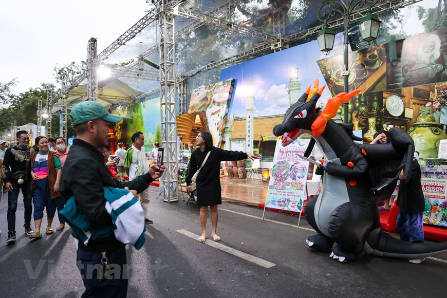 Оно происходит из Ханоя. В состав этого блюда входят говядина, рисовая лапша, лук, имбирь, ростки маша, базилик, кинза… И самое главное, без чего не обойтись - бульон. Его готовят из говяжьих костей как можно дольше. Минимальное время его готовки - минимум 7 часов, чтобы иметь чудесный вкус. Вы можете съесть «фо» с некоторыми добавками, такими как лайм, свежая мята. Можно также добавить приправы, такие как острый перец чили, соевый соус, если хотите. Это сделает ваш «фо» еще вкуснее, и вы никогда не забудете его вкус. Ханой является привлекательным местом для туристов. Он известен не только достопримечательностями, но и давней культурой питания. Азиатская Книга рекордов (the Asia Book of Records) включила 12 вьетнамских блюд, в том числе 3 ханойских блюда. (Фото: Vietnam+)