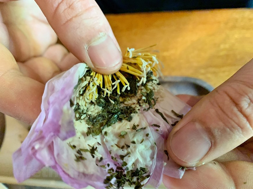 Во Вьетнаме лотос считается символом чистоты, красоты и удачи. Вьетнамский чай с лотосом, сделанный на основе зеленого чая, имеет сладкий и прекрасный аромат с нотками ванили. Со времен феодального режима местные жители научились ароматизировать чай лотосом, который был ценным подношением королям и королевским чиновникам. Сегодня чай из лотоса – фирменный напиток для гостей Ханоя. Помимо того факта, что короли любили пить чай с ароматом лотоса, люди ранней династии Нгуен считали чаепитие настоящим искусством. В прошлом это стало обычаем, когда люди использовали лодки в прудах и озерах в лунные ночи, когда цветы лотоса приближались к цветению. Утром они обнаруживали, что чай наполнился сладким ароматом лотоса. Вдобавок к этому они собирали ночную росу. Они также будут собирать цветы лотоса, чтобы получить свой чай на следующее утро, после того как он впитает аромат лотоса. (Фото: Вьетнам+)