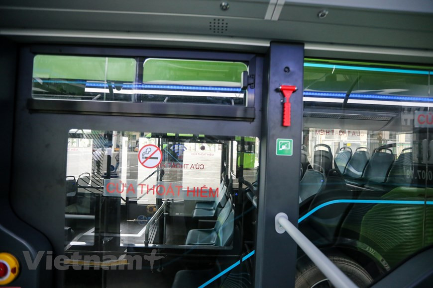 “Цель VinFast - стать глобальной компанией по производству умных электромобилей, а рынок США - один из первых международных рынков, на котором мы сосредоточимся”, - процитировал Bloomberg слова главного исполнительного директора VinFast Тхай Тхань Хай. “Сначала мы будем разрабатывать высококачественные модели для США”, - добавила она. Хай выразила твердую уверенность в том, что VinFast сможет привлечь внимание клиентов из США и других стран, которые опасаются покупать автомобиль у вьетнамской компании, о которой они мало или ничего не знают, предлагая высококачественные автомобили с высокими стандартами безопасности и передовыми технологиями. По ее словам, VinFast также планирует открыть в этом году 35 выставочных залов и сервисных центров в Калифорнии. Совсем недавно регулирующие органы Калифорнии предоставили VinFast лицензию на тестирование автономных транспортных средств на общественных улицах. Компания планирует поставить свои первые электромобили клиентам в США в следующем году. (Фото: Vietnam+)