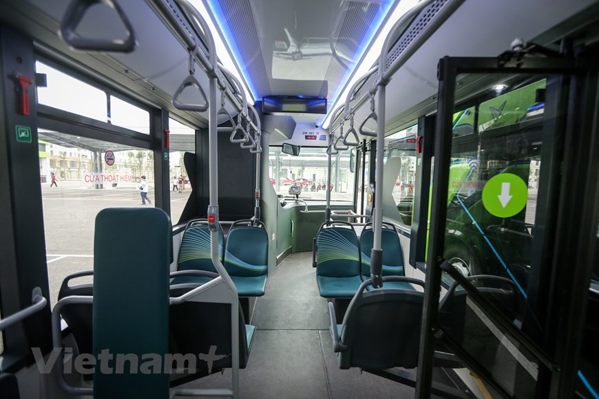 Vinbus - это модель электрического автобуса, производимая и собираемая VinFast на ее автомобильном производственном комплексе в городе Хайфон. Каждый автобус оснащен автоматизированной системой, способной контролировать поведение водителя и предупреждать о небезопасных ситуациях, бортовой системой оповещения, бесплатным Wi-Fi, портами для зарядки USB и камерами наблюдения, среди прочего. С аккумулятором емкостью 281 кВтч автобус может проехать от 220 до 260 километров без подзарядки. Он может полностью зарядиться всего за два часа от сети зарядных станций VinBus мощностью 150 кВт. Планируется, что VinBus будет предоставлять услуги общественного транспорта в пяти крупных городах Вьетнама: Ханое, Хайфон, Дананг, Хошимин и Кантхо. Компания работает по некоммерческой модели, стремясь создать современную сеть общественного транспорта, которая снизит загрязнение воздуха и уровень шума в крупных городах Вьетнама. (Фото: Vietnam+)