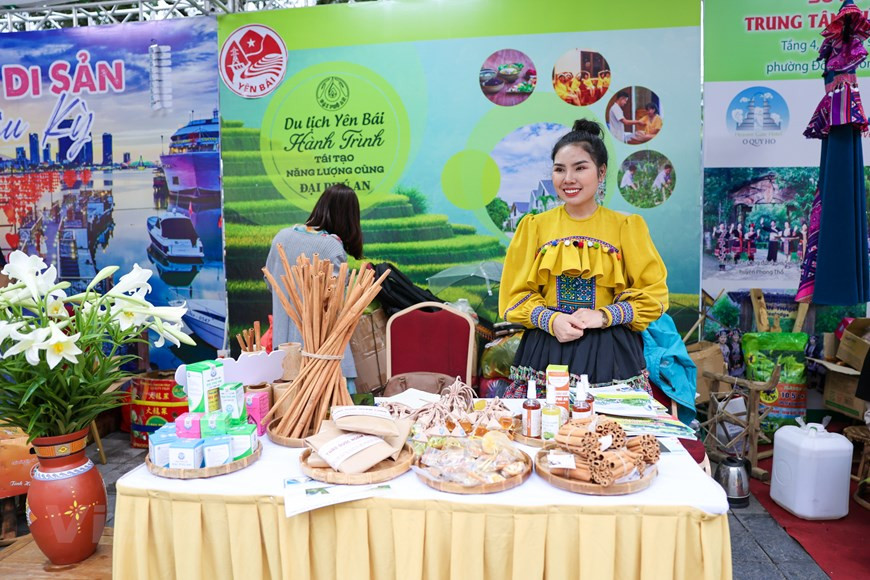 Жители Ханоя известны своей утончённостью и элегантностью, а также чрезвычайной требовательностью к вкусовым качествам еды. Такое популярное и простое блюдо, как «чака» (жареная рыба), удовлетворяющее вкусам столичных жителей, стало квинтэссенцией ханойской кухни. Поскольку чака пользуется большим спросом и популярностью среди местного населения, в «старом городе» есть небольшая улица, которая носит её имя – обязательная для посещения гостями столицы точка. «Чака» обычно готовят из рыбы «ланг» (лат. Hemibagrus guttatus), славящейся своей мягкой чешуей и малым количеством костей, а также сладким, вкусным и ароматным мясом. Секрет приготовления вкусного блюда – маринад. После очистки и нарезки рыбы на кусочки её маринуют с куркумой, чесноком, луком, галангалом, солью, сахаром, рыбным соусом и креветочным соусом. Затем мясо жарят на углях, затем тушат на сковороде с укропом и луком, а после подают с рисовой лапшой, соусом из креветочного соуса, лимонного сока и небольшого количества сахара, а также с различными пряно-ароматическими растениями, такими как кориандр и мята. (Фото: Vietnam+)