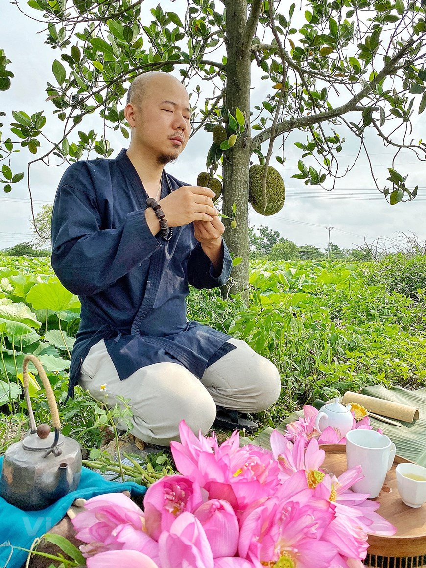 Известный мастер по приготовлению чая с ароматом лотоса Ву Ань Туан подсказал, что «для приготовления идеального чая с ароматом лотоса требуется много времени. Наша продукция делается из чая, собираемого в провинции Тхайнгуен. Чтобы получился вкусный чай с ароматом лотоса, необходимо, прежде всего, выбрать лучшее место выращивания чая, затем знать свойства цветка лотоса и технику ароматизации этого вида чая. Кстати, чай должен быть собран именно зимой, так как в это время в отличии от других сезонов года чай имеет самый насыщенный вкус. А цветы лотоса нужно брать из района Западного озера, поскольку здешние цветы обретает приятный запах. Рано утром, когда роса ещё не успела испариться, мастера приготовления лотосового чая на маленьких лодках собирают свежие бутоны». (Фото: Вьетнам+)