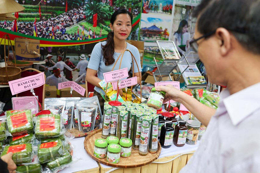 Традиция приготовления колбасы в деревне существует уже около 500 лет. В феодальный период это блюдо можно было увидеть только на банкетных столах аристократии. Во время французского колониализма колбаса из Ыокле сделала некоторые ханойские рестораны, такие как ресторан “Танвьет” в старом квартале и ресторан “Танлой” в районе Хадонг, очень популярными. В 1958 году марка колбасы “Туентхань” из деревни Ыокле экспортировалась во Францию. В те времена колбаса из Ыокле считалась роскошью. Сегодня в деревне Ыокле насчитывается около 500 хозяйств, производящих колбасу. Жители деревни продолжают эту профессию и распространяют её продукцию по всей стране. Многие жители США и Франции по-прежнему делают колбасу для зарубежных вьетнамских общин. Такой же популярностью пользуется продукция деревни Локхе в уезде Донгань, где производятся пироги баньчынги. Баньчынг, ассоциирующийся с вьетнамским народом, является традиционным подношением во время фестиваля королей Хунгов и Тэта (Нового года по лунному календарю). У посетителей кооператива г-жи Лань по производству пирогов баньчынгов складывается впечатление оживлённой и шумной работы на предприятии. “Моя семья занимается изготовлением баньчынгов на протяжении четырёх поколений. Пирог баньчынг – это гордость деревни Локхе и гордость фермеров, которые продолжают заниматься своим ремеслом”, - сказала председатель кооператива г-жа Лань. В настоящее время марка “Баньчынг Локхе” прошла сертификацию системы OCOP на 3 звезды. (Фото: Vietnam+)