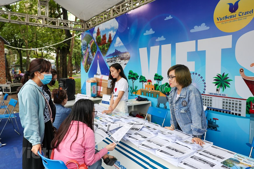 Столица Ханой с тысячелетней историей является местом, где собирается всё самое лучшее, в том числе и кулинарное искусство. В Ханое много вкусных блюд, которые известны даже во всем мире и производят огромное впечатление на туристов. Многие ханойские блюда, такие, суп "фо", блинчики из рисовой муки "нем" или рыбные колеты "чака", уже попадали в рейтинговые списки деликатесов по версиям популярных международных изданий о туризме и путешествиях. В старом квартале Ханоя, состоящем из 36 улиц, находятся различные рестораны, где туристы могут пробовать почти все местные блюда такие как: ком (рисовые хлопья), клейкий рис, фо, бунча, бунтханг, пироги с креветками. Местная кухня является туристическим продуктом, который ежегодно привлекает миллионы отечественных и более 3 млн иностранных туристов в Ханой. (Фото: Vietnam+)