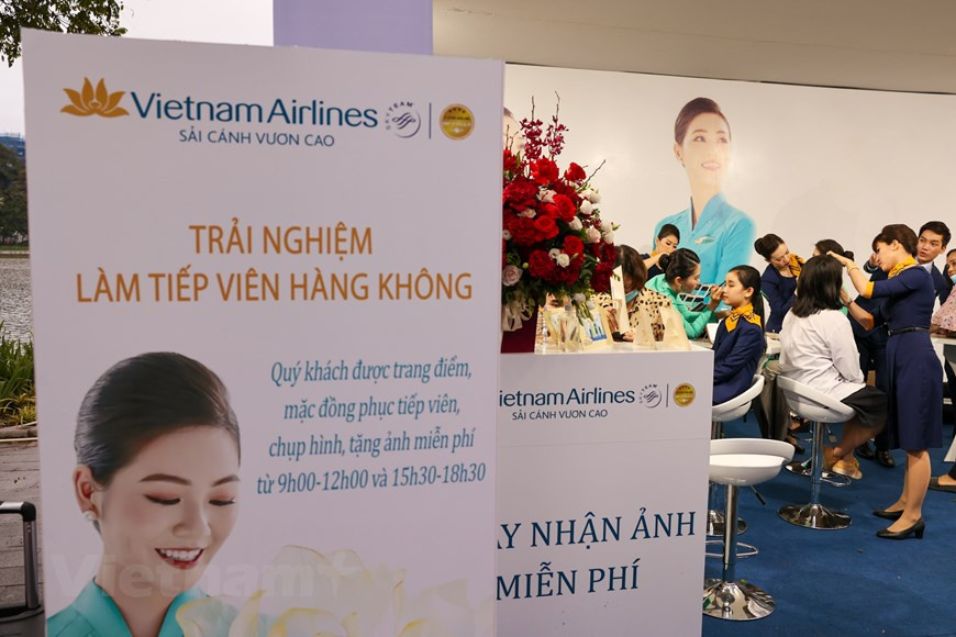 Ханой и его окрестности являются родиной многих уличных блюд, которые пользуются спросом во всём мире. Этот город часто ассоциируют со столицей мирового питания. Ханой – настоящий рай для тех, кто хочет окунуться в культуру местных жителей. Многие уверены, что самые вкусные вьетнамские блюда готовят именно на улицах Ханоя – среди толчеи, духоты и смога блюда с лимонником, мятой, свежими травами и чили кажутся ещё более ароматными и свежими. Азиатская Книга рекордов (the Asia Book of Records) включила 12 вьетнамских блюд, в том числе 3 ханойских блюда: Фо, Бунча и Бунтханг в список самых вкусных блюд Азии. Недавно британская газета «The Telegraph» назвала Ханой самым привлекательным городом в мире для еды. (Фото: Vietnam+)