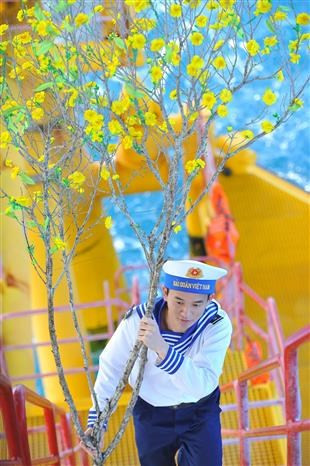 Яркие цветы создают праздничную атмосферу Тэт на платформе DK1 (Фото: ВИА)