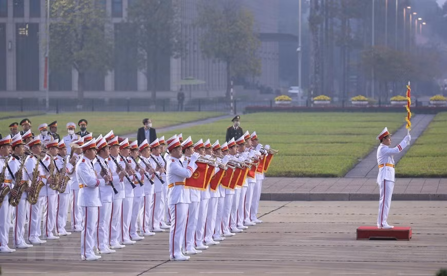 Военный оркестр проводит церемонию чествования у Мавзолея президента Хо Ши Мина (Фото: ВИА)
