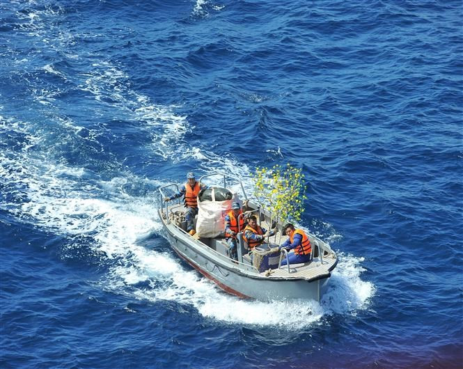 Яркие цветы создают праздничную атмосферу Тэт на платформе DK1 (Фото: ВИА)