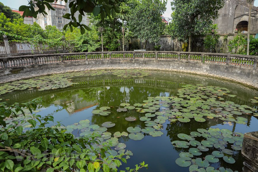 Помимо старых домов, колодец также является одной из особенностей деревни. В деревне Ыокле есть 6 колодцев, большинство из которых связаны с религиозными сооружениями, такими как общинные дома и пагоды. На фото колодец в кампусе пагоды Хау. Жители деревни Ыокле ездят по всей стране и даже за границу, чтобы зарабатывать на жизнь. Но кроме того, это способствует сохранению и развитию традиционного промысла. Ежегодно 15-го числа первого месяца по лунному календарю в деревне Ыокле проводится праздник, в котором принимают участие местные жители, а также уроженцы деревни, приезжающие со всех уголков страны и из зарубежных стран, в целях сохранения традиционного промысла, переданного их предками. (Фото: Хоай Нам/Vietnam+)