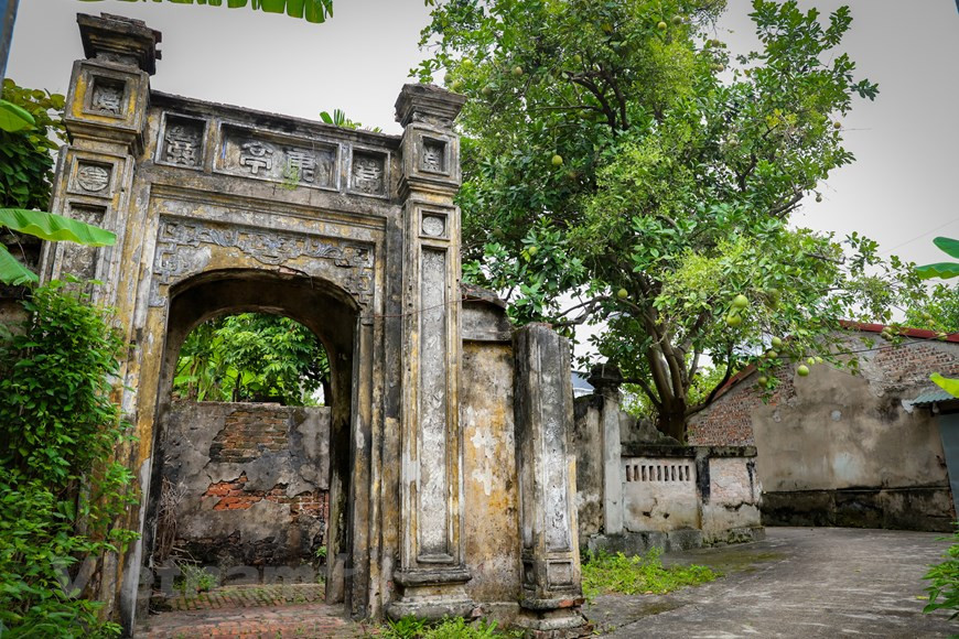 Многие семьи в Ыокле до сих пор хранят сорружения и ворота, которым более 100 лет. На подносе с приношениями, особенно, во время новогоднего праздника, колбасы и блинчики являются обязательными блюдами. Жители деревни Ыокле гордятся тем, что здесь был сделан самый большой блинчик из корицы во Вьетнаме. В 2013 году группа мастеров деревни Ыокле приготовила этот блинчик «чакуэ» для популяризации традиционного промысла и продукции своей деревни. Мастер Нгуен Дык Бинь – один из участников данной группы рассказывает: «Этот блинчик «чакуэ» был сделан из 170 килограммов мяса, 50 килограммов жира, корицы и других приправ... Его вес составил более 200 килограммов, длина – 4 метра, а диаметр – полметра, что является рекордом Вьетнама. После приготовления блинчика я получил звание мастера». (Фото: Хоай Нам/Vietnam+)