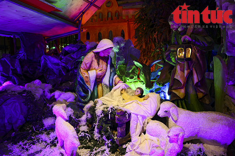 Рядом с елкой установлена композиция со сценой рождения Иисуса.