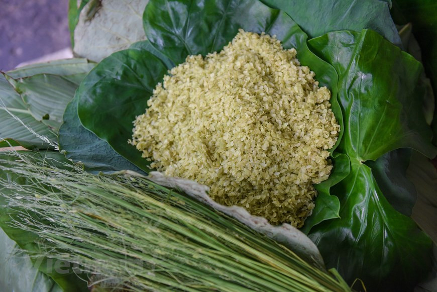 В деревне Мечи производят «ком» уже несколько поколения. Клейкий (липкий) рис – изюминка азиатской кухни. Это особенный вид популярного злака, а не способ приготовления, как думают многие. Если у вас получился рис комком из обычной крупы, не обольщайтесь – это не клейкий рис, просто вы не выдержали технологию. Сырые зерна липкого риса округлые, насыщенно-белого цвета, без прозрачности и блеска. Прозрачными они становятся в процессе термической обработки, если все сделано правильно. В готовом виде такой рис не разваривается в кашу. Зерна остаются упругими, но они «склеены» между собой, благодаря клейкому покрытию. Международное название продукта Sticky Rice или Glutinous Rice, хотя, глютена в клейком рисе нет. (Фото: Vietnam+) 