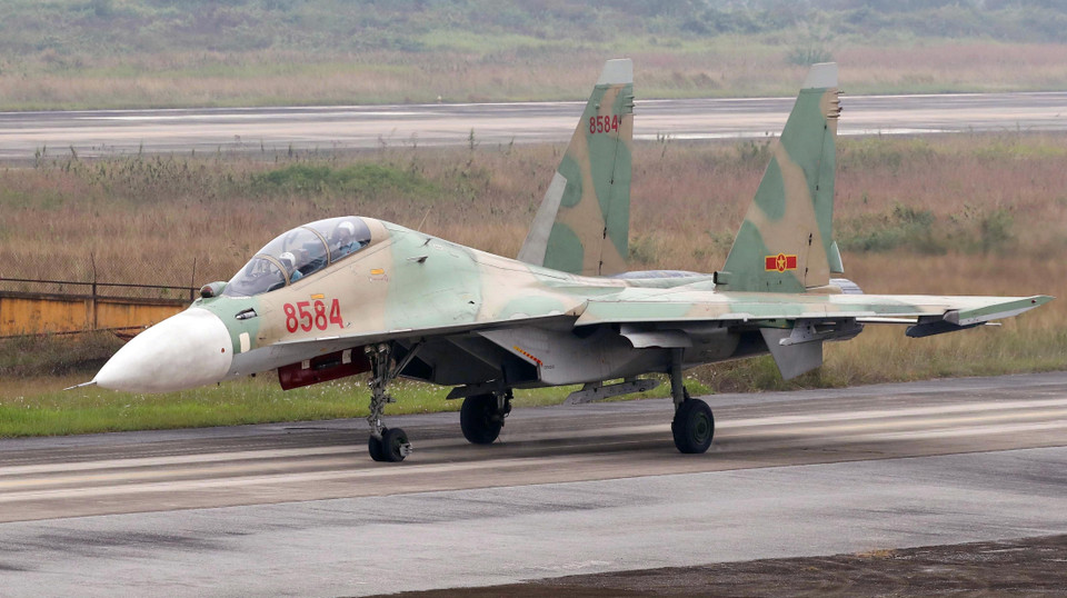 Самолет Су30 приземлился после полета на Международную оборонную выставку 2022 г. (Фото: Чонг Дык/ВИА)