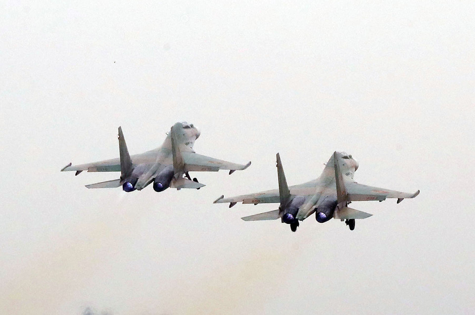 Самолеты Су-30 взлетают на учения в соответствии со сценарием Международной оборонной выставки 2022 г. (Фото: Чонг Дык/ВИА)