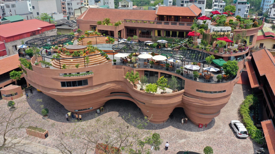 Центр вьетнамских ремесел был построен, чтобы чтить ценности и квинтэссенцию ремесленной деревни Батчанг и широко продвигать имидж и бренд керамики и других изделий ручной работы Вьетнама. (Фото: ИЖВ)