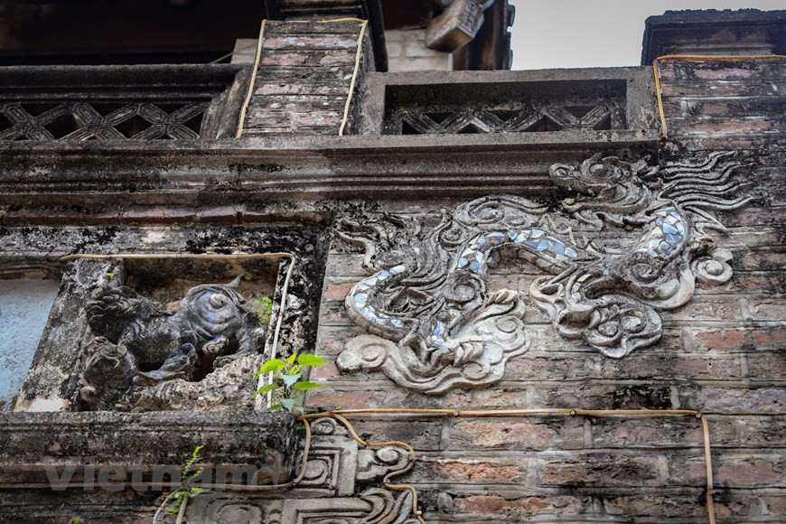 Деревня Ыокле производит особое впечатление уже от ворот – архитектурного произведения, по форме напоминающего ворота крепости династии Мак (16 век). Деревня Ыокле - известное место по приготовлению колбас, которые являются частью кулинарной культуры Вьетнама. По случаю праздников жители Ыокле делают подношения предкам в виде колбас.Каждый день кооператив «Суанхыонг» поставляет на рынок около 30 видов зо и ча. Продукция «Суанхыонг» представлена на традиционных рынках, в супермаркетах и розничных магазинах Ханоя и соседних населенных пунктах.Жители деревни Ыокле гордятся тем, что создали множество торговых марок колбасы из Ыокле, и пользуются преимуществами традиционного ремесла, внося свой вклад в сохранение и продвижение культурной самобытности и традиционного вкуса вьетнамской кухни. (Фото: Хоай Нам/Vietnam+)