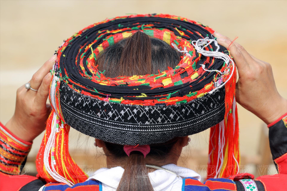 Для женские платья обчное ярко-красные, а для мужчин - цвета индиго, дети обычно одевают разноцветные шляпки, а у девочек шапки с шариками из красной шерсти.