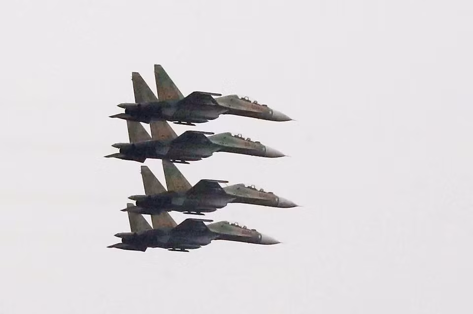 Группа самолетов Су-30 выступает в воздухе на Международной оборонной выставке 2022 г. (Фото: Чонг Дык/ВИА)