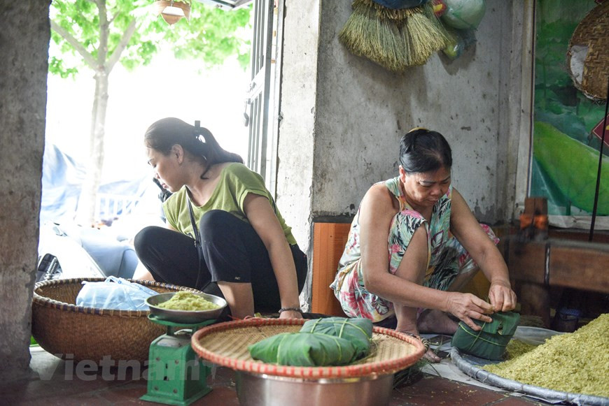Свежий «ком» развертывают в листья лотоса, чтобы аромат был еще более насыщенным. В 3:00 – 4:00 утра местные жители несут приготовленный «ком» на продажу на рынок. Продукцию упаковывают в листья лотоса, благодаря которым «ком» становится всё более ароматным, а также используют листья алоказии крупнокорневищной, которые помогают сохранить «ком» свежим в течение долгого времени. «Ком» деревень Мечи и Вонг бывает 4 сорта, среди которых тонкий «ком» является самым вкусным и дорогим по сравнению с остальными. Примечательно, что до сих пор жители деревень Вонг и Мечи все еще продолжают вручную жарить «ком» на очаге во дворах. Молодой клейкий рис «ком» появился в Ханое уже давным-давно. Надеемся, что не только деревни Вонг и Мечи, но и другие деревни продолжат сохранять и развивать ремесло по производству этой замечательной закуски для жителей столицы. (Фото: Vietnam+)
