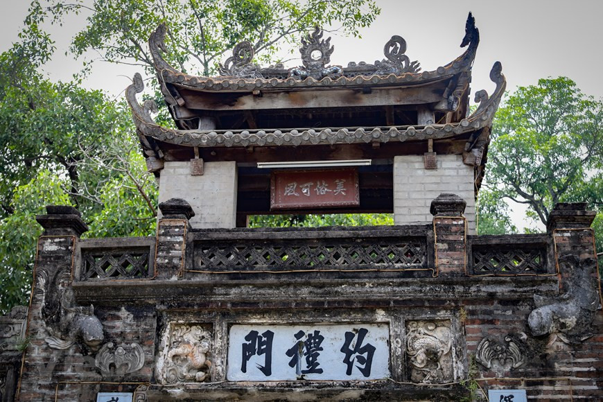 По словам деревенских старейшин, над беседкой висит табличка с 4 словами, означающими: «Хороший обычай, которому нужно следовать», данный королем деревне Ыокле в четвертый год правления Ту Дыка (1851 г.). Ворота деревни со сводчатыми арками напоминают крыши древних пагод Вьетнама. Бренд «Зо и ча из Ыокле» вносит свой вклад в культурную самобытность и традиционный колорит вьетнамской кухни. Покупатели доверяют продукции «Зо и ча из Ыокле», которая продается в магазине «Суанхыонг». Директор компании «Суанхыонг» Хоанг Тхи Оань рассказала, что ее семья занимается производством зо и ча на протяжении трех поколений. Оань расширила семейный бизнес, развив небольшое домашнее производство в две крупные фабрики по производству колбасы в Ханое, а затем создав кооператив по производству колбасы из Ыокле «Суанхыонг». (Фото: Хоай Нам/Vietnam+)