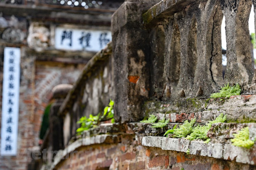 У входа в деревню - изящный изогнутый кирпичный мост через речку и деревенские ворота с китайскими иероглифами «Деревня Ыокле». Ремесло приготовления зо и ча в Ыокле активно развивается. Зо и ча из Ыокле невероятно вкусные и привлекательные.Хотя для приготовления колбас используется оборудование, жители деревни Ыокле до сих пор хранят свои секреты приготовления колбас со специфическим вкусом, которые невозможно найти больше нигде. Благодаря традиционной торговой марке и секретам жители деревни Ыокле открыли магазины по продаже зо и ча в Ханое и многих других населенных пунктах страны. Одни из самых известных торговых марок, которые производят жители деревни Ыокле, — это «Суанхыонг», «Фуклоктхо» и др. (Фото: Хоай Нам/Vietnam+)