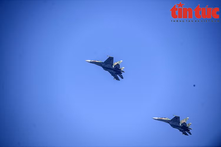 Современные истребители ВВС Су-30МК2, парящие в небе. (Фото: газета Báo tin tức)