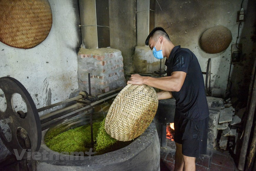Этапы приготовления «Ком» довольно сложны, разные сорта клейкого риса дают разные вкусы и аромат «Ком». Несмотря на то, что в последние годы во вьетнамских деревнях крестьяне начали механизацию процесса обработки молодого клейкого риса, к примеру, можно отметить выведение песка из риса, очистку зерна, отбор высококачественного зерна и др. Но, тем не менее, многие этапы, как и прежде, осуществляются вручную. Стоит отметить, что жарка «ком» - один из важных этапов обработки, требующая от мастера большого опыта. Ван Чыонг – опытный мастер по обработке молодого клейкого риса деревни Вонг говорит: «Предшественники передали нам технику приготовления молодого клейкого риса «ком». При жарке «ком» необходимо пальцами проверять готовность молодого риса: «ком» должен быть сухим и полова должна отделяться от зерен. Только тогда можно переходить к процессу измельчения «ком».(Фото: Vietnam+)