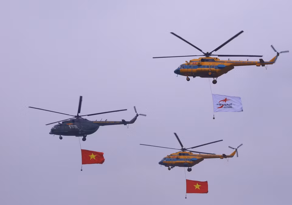 На выставочной площади выступили вертолеты серии Ми 916-го полка ВВС, носящие национальный флаг и вымпел Вьетнамской международной военной выставки 2022 года. (Фото: Ван Диеп/ВИА)