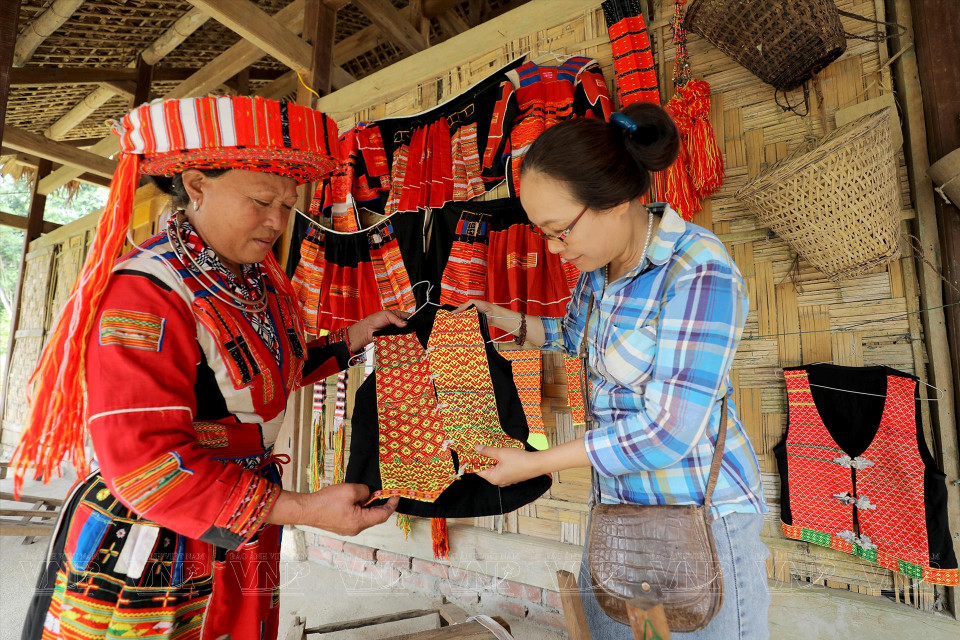 Посетители посещают и изучают костюмы людей Па Тхен.