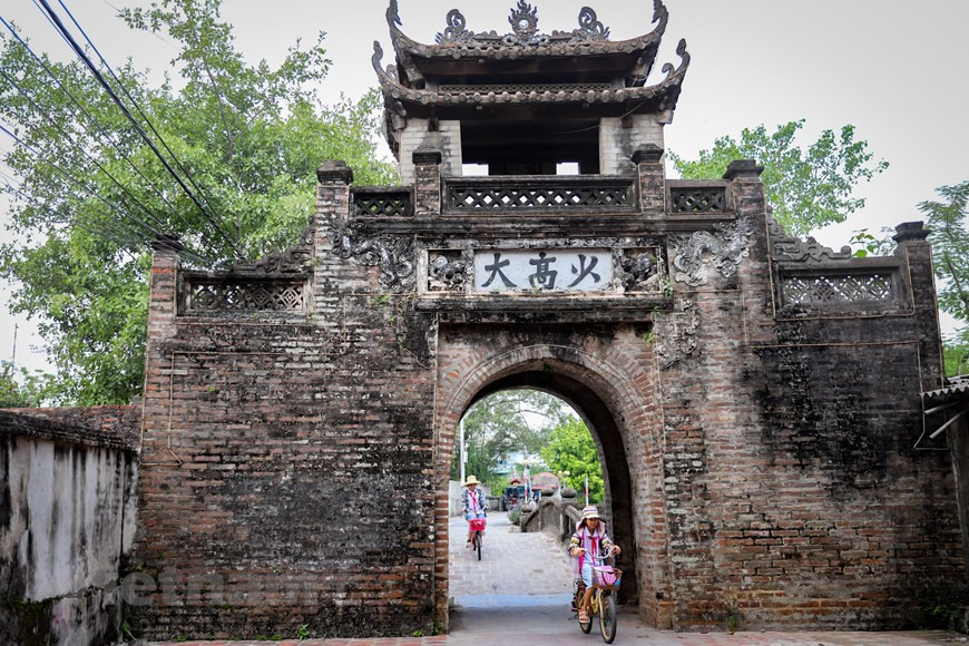 На внутренней стороне ворот есть три слова, означающие, что предыдущие поколения деревни сделали много добродетельных дел, поэтому следующее поколение обязательно будет процветать. Это также напоминание сельчанам, что куда бы они ни пошли, должны следовать добрым традициям предков. Промысел по приготовлению колбас и блинчиков в деревне Ыокле появился около 500 лет назад. В исторических документах этой деревни рассказывается, что при династии Мак (с 1527 по 1592 год) придворная дама – уроженка деревни Ыокле вернулась в родную деревню, чтобы построить деревенские ворота и научить своих односельчан промыслу по приготовлению колбас м блинчиков. Рынки сбыта этих видов продукции обычно являются крупные города, поэтому местным жителям приходилось ездить по всей стране, чтобы заработать на жизнь. (Фото: Хоай Нам/Vietnam+)