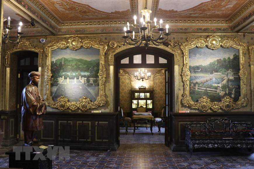 Крупноформатные картины, изображающие мавзолеи королей династии Нгуен, украшают дворец Андинь. (Фото: ВИА)