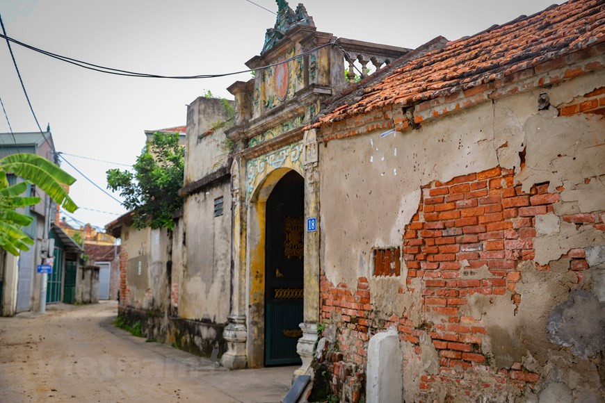 Кирпичные стены, пропитанные отпечатками времени, что нередко встречать, передвигаясь по деревне Ыокле. Жители деревни Ыокле ездят по всей стране и даже за границу, чтобы зарабатывать на жизнь. Но кроме того, это способствует сохранению и развитию традиционного промысла. Ежегодно 15-го числа первого месяца по лунному календарю в деревне Ыокле проводится праздник, в котором принимают участие местные жители, а также уроженцы деревни, приезжающие со всех уголков страны и из зарубежных стран, в целях сохранения традиционного промысла, переданного их предками. Рынки сбыта этих видов продукции обычно являются крупные города, поэтому местным жителям приходилось ездить по всей стране, чтобы заработать на жизнь. (Фото: Хоай Нам/Vietnam+) 