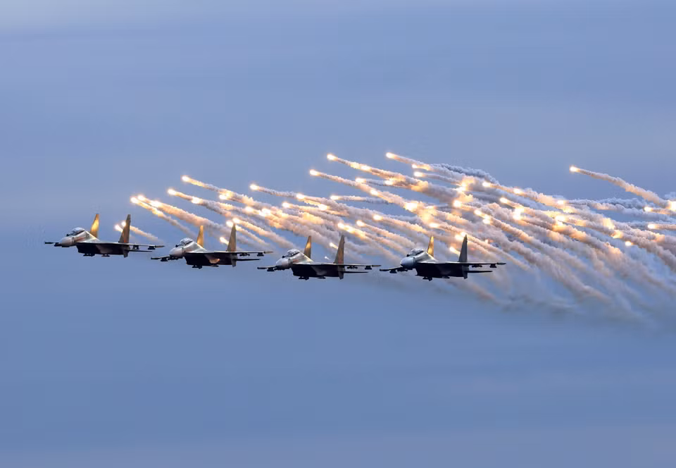 Эскадрилья самолетов Су-30МК2 выполняет отстрел ракет-ловушек. (Фото: ВИА)