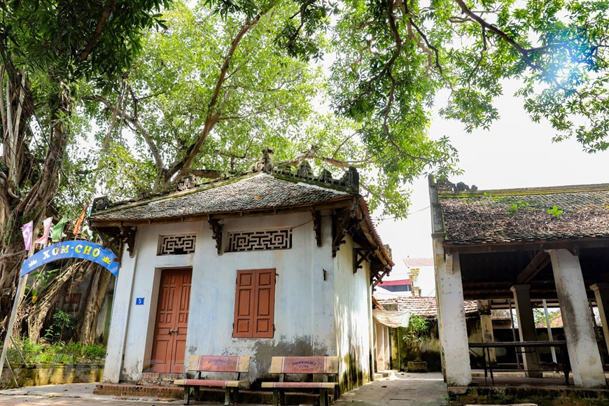 От деревенских ворот находится в тени больших деревьев базар. Местный старик Нгуен Дык Хань рассказывает: «Раньше 90% местных жителей занимались приготовлением колбас и блинчиков. Пословица гласит: «Нет богатства без коммерции», поэтому большинство местных жителей вынуждено зарабатывать на жизнь далеко от родной деревни. Некоторые даже уехали в зарубежные страны, такие как Франция, США и другие». Продукция деревни Ыокле разнообразна, включая колбасы из свинины, говядины и свиной кожи, жареную колбасу, блинчики из корицы, жареные блинчики и блинчики «нэм».... Самыми популярными изделиями являются колбаса из постной свинины и блинчики из корицы «чакуэ». Колбасы деревни Ыокле отличаются от тех, что делают в других районах страны, способом приготовления, который требует большой тщательности от выбора свинины до варки колбас и жарения блинчиков. (Фото: Хоай Нам/Vietnam+)