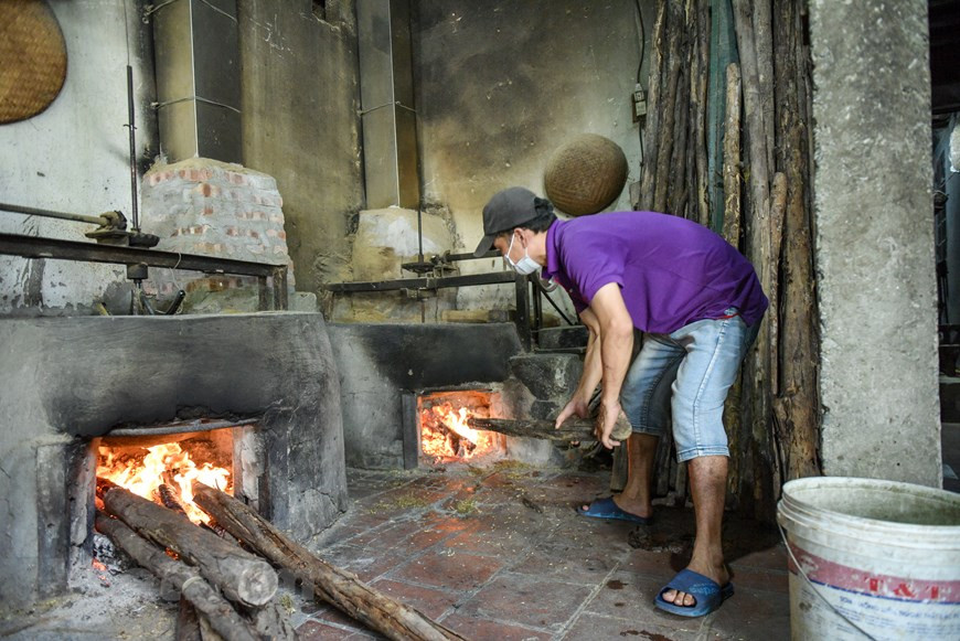 Молоденький рис нужно жарить на маленьком огне, а затем сразу же толочь пока рис горячий, не давая им остыть. Процесс обжарки риса занимает около 30 минут. Рис нужно постоянно перемешивать. Когда рисовая шелуха станет хрустящей, нужно положить её в ступку и перемолоть. Нужно молоть рис так, чтобы семена оставались целыми, не рассыпчатыми. Мастер Ван Чыонг далее говорит: «Каждую порцию молодого клейкого риса мы толчем в ступе 7 - 8 раз до готовности. Затем, «ком» просеивают и сортируют по размеру. Кстати, все стадии обработки, от сбора и обработки зерна, займут целый день с участием многих членов семьи. Чтобы получить красивый зеленый цвет, «ком» надо покрасить отваром молодого риса». (Фото: Vietnam+)