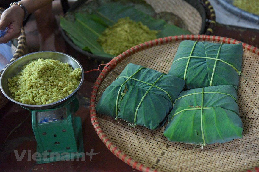 «Ком» Мечи – отличный подарок оченью. По словам местных жителей, существует множество видов клейкого риса, из которых можно приготовить ком. Вьетнамцы варят клейкий рис на пару и получают «сой» или обжаривают и получают «ком», продукт, напоминающий жареные подсолнечные семечки. Липкий рис во вьетнамской кухне используют в качестве гарнира, из него делают вкуснейшие пироги и великолепные десерты.А «Сой ком» - идеальное сочетание мягкости зелёного клейкого риса и маслянистого вкуса зелёной фасоли и кокоса, а также лёгкого аромата молодого риса. Это также красивая смесь цветовой палитры: зёленого риса, жёлтой фасоли и белой кокосовой мякоти. Бань ком – один из самых любимых вьетнамских десертов. Это сладкие рисовые пирожные с кокосовой стружкой и горохом. Их подают завернутыми в банановые листья, под кокосовым кремом. (Фото: Vietnam+)