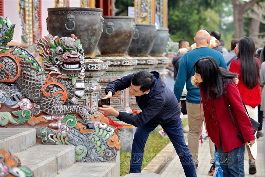 Уникальная красота фарфоровой эмали привлекает особое внимание туристов. (Фото: VNP/ВИА)