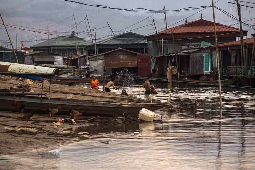 Деревенские дети с удовольствием купаются в реке в летние дни (Фото: ВИA)