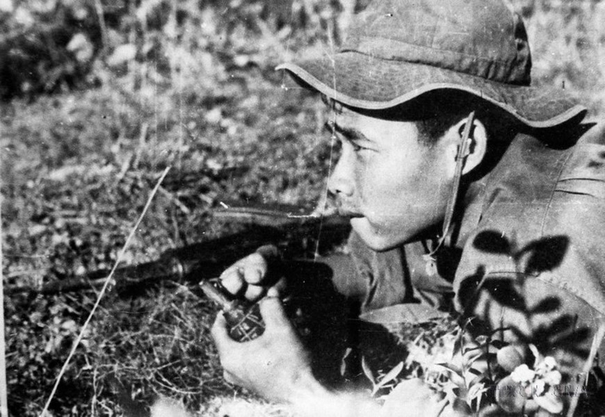 Освободительная армия ждала, пока не пришло время открыть огонь, чтобы атаковать военную базу Зыонгде, Тамки (Куангнам) в стратегической наступательной кампании Хюэ - Дананг. (Фото: ВИА)