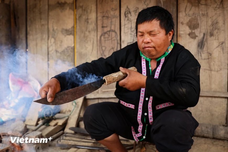 Ключевые процессы, такие как формирование рукояти молота, изготовление рукояти, клепка и закалка клинка, выполняются исключительно вручную. (Фото: Vietnam+)
